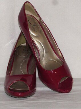 Ladies BANDOLINO Red Faux Patent Leather Peep Toe Heels Shoes 9 M Orig $89